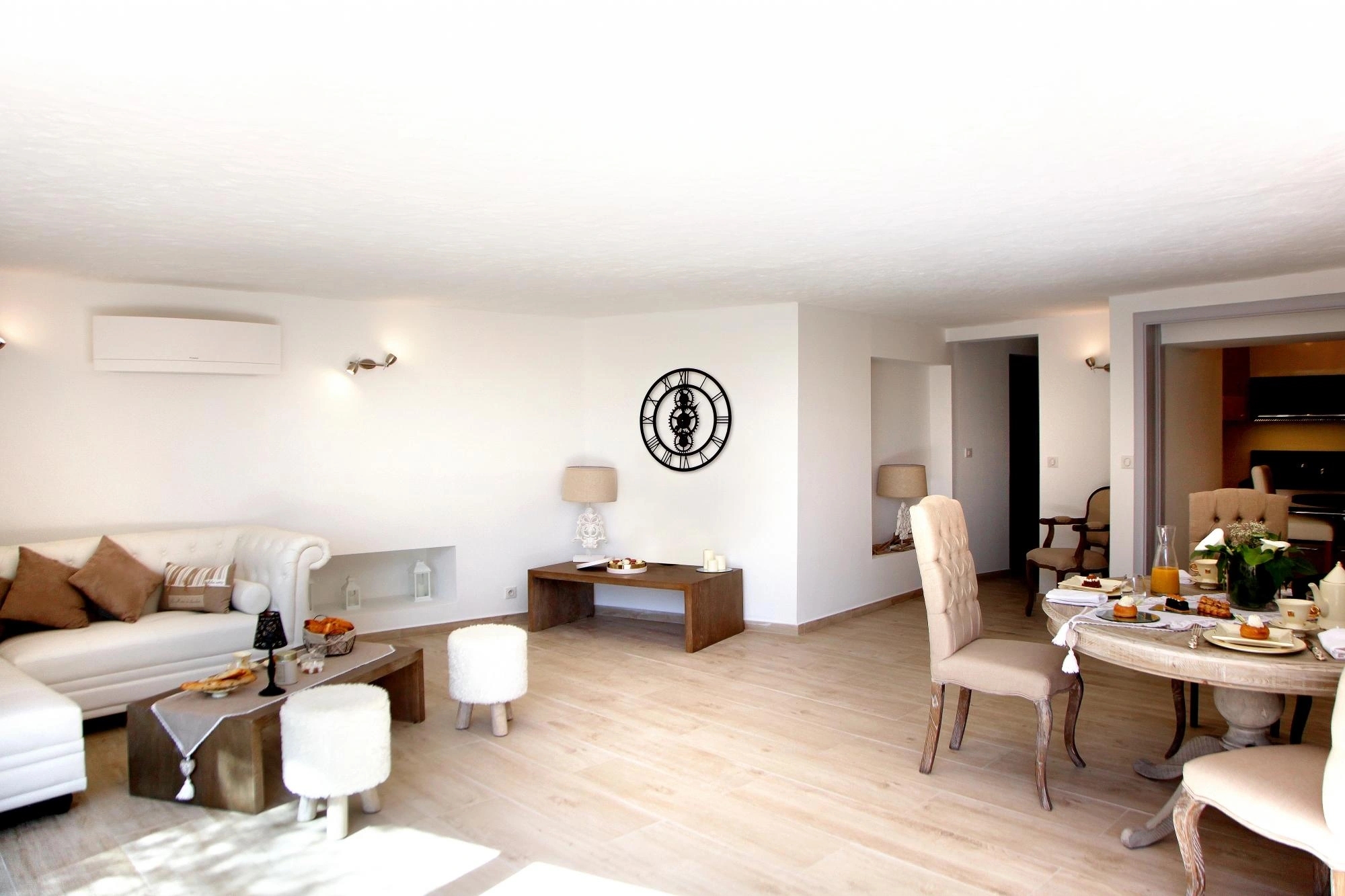 Salon moderne et chaleureux dans villa privée à l'hotel Marinca