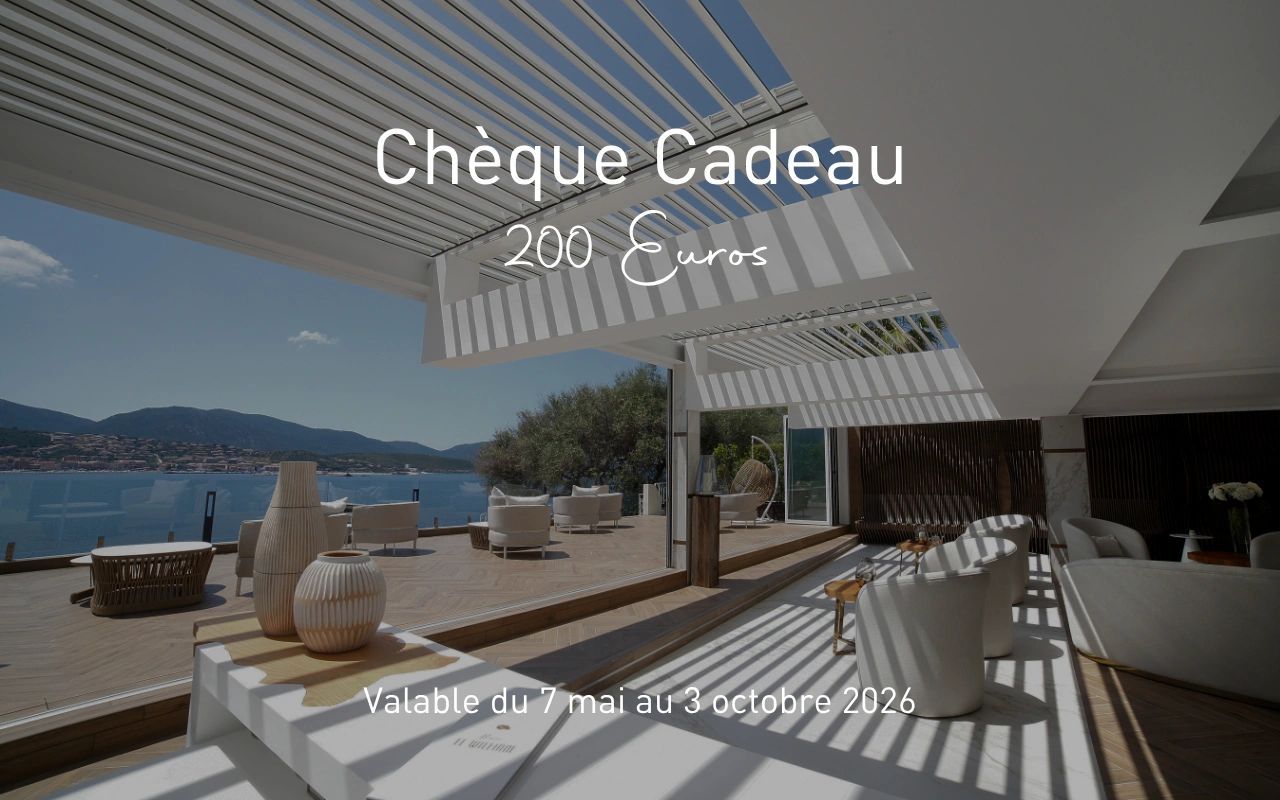 Chèque cadeau 200 euros pour terrasse vue mer avec mobilier blanc et voile d'ombrage