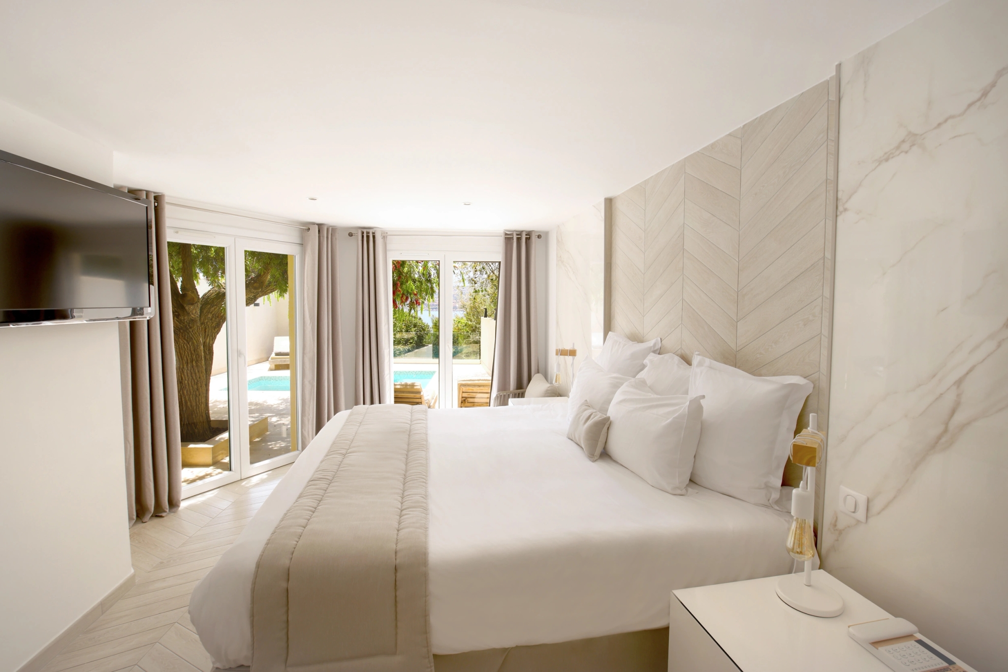 Suite Duplex Piscine de l’Hôtel Marinca avec décoration élégante et moderne